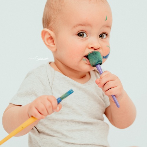 Babyfotografie mit Farbe im Atelier nahe Hannover