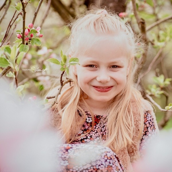Mädchen in den Apfelblüten beim Familienshooting im Frühling
