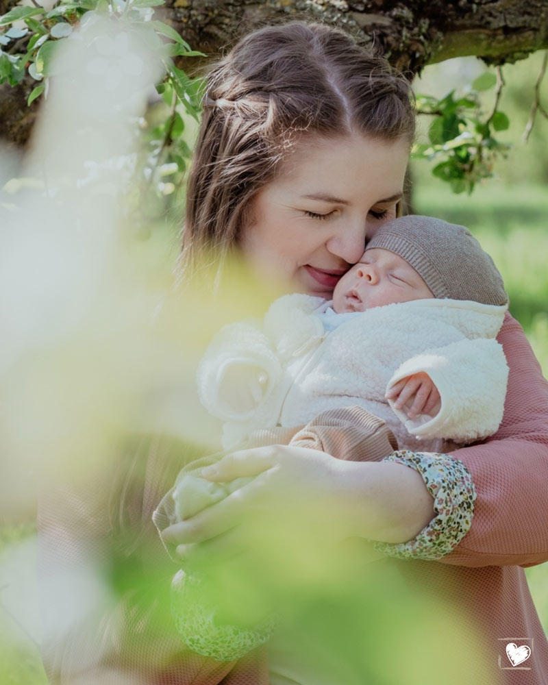 Babyshooting im Umland von Hannover outdoor auf einer Apfelblütenwiese mit KreativNus Schmidt Fotografie