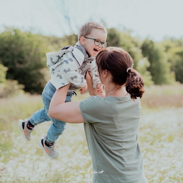 Familienfotoshooting im Sommer - Familienfotografie Hannover - Mutter wirft ihren lachenden Sohn in die Luft