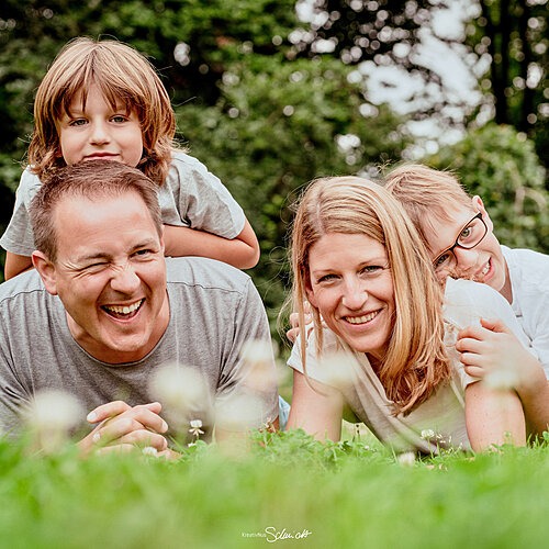 Familienfoto auf der Wiese bei einem Outdoor Shooting nahe Hannover