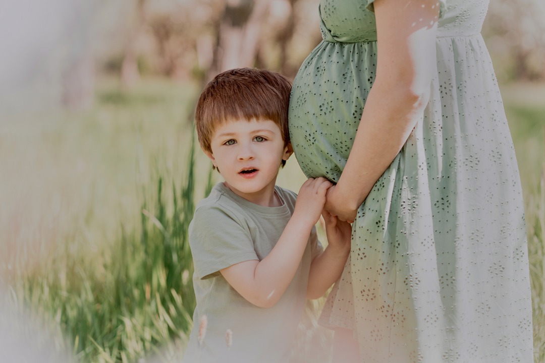 familienshooting-familienfotografin-portfolio-kreativnus-schmidt-fotografie-wunstorf-babybauch-kind