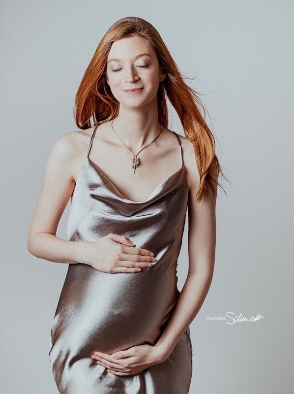 babybauchshooting hannover-babybauch shooting hannover-glow-schwanger sein-hannover-familienfotografin-wunstorf-kreativnus-schmidt-fotografie-indoor