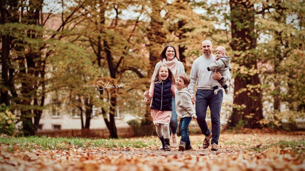 Familienfotografie bei einem Outdoorshooting im Herbst in Wunstorf nahe Hannover