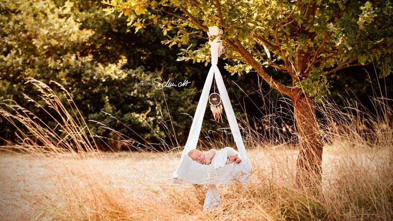 babyshooting hannover outdoor auf einer Sommerwiese mit KreativNus Schmidt Fotografie