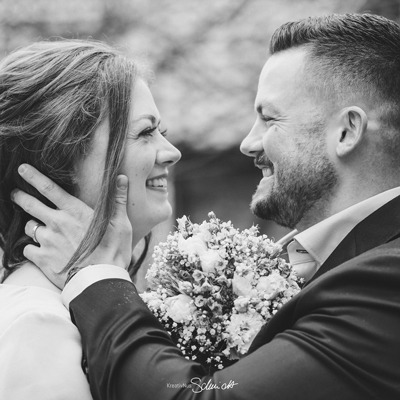 hochzeitsfotografie rundum hannover mit kreativnus schmidt fotografie - editorial hochzeitsshooting mit brautpaar - beide schauen sich glücklich an