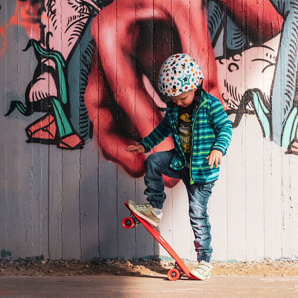 Kindershooting outdoor in Hannover mit Kleinkind im Skaterlook