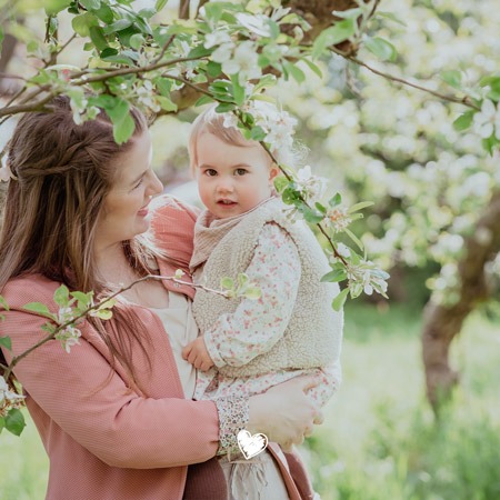 familienfotoshooting-hannover-frühling-familienshooting-familie-shooting-region-hannover-blütenshooting-kreativnus-schmidt-fotografie-familienfotografin-fotografin-wunstorf
